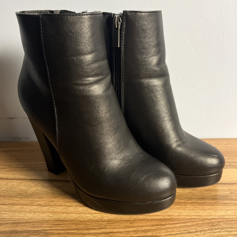 Bamboo Swirl Faux Leather Boots Size 6 Black Side Zip Chunky Heel Ankle Booties